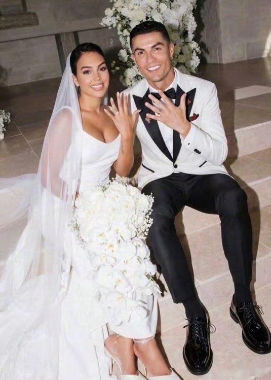 C罗在专访中还原求婚名场面，乔治娜一开始并不相信C罗要娶她，九年相伴，这一刻充满