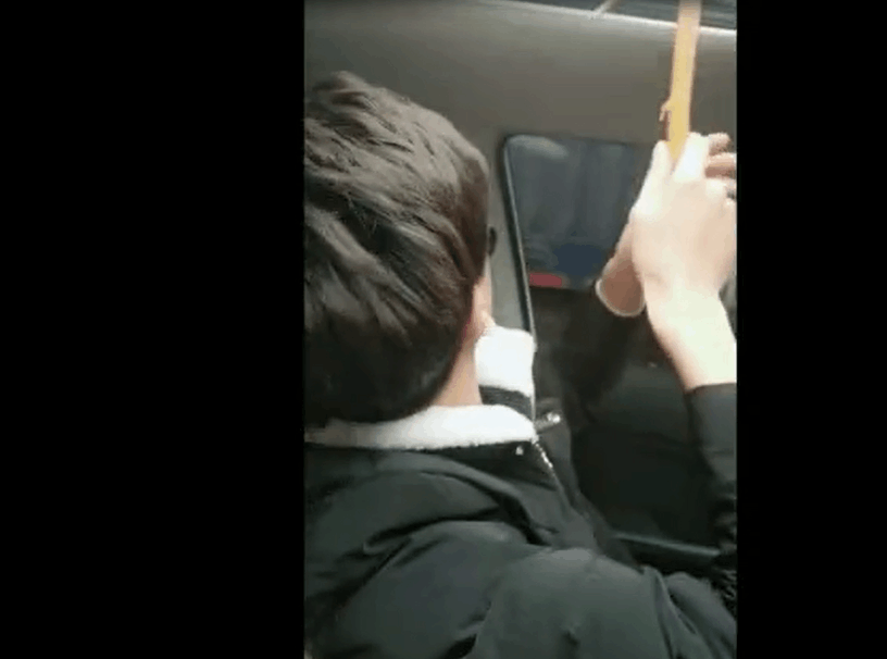 实拍为了让熊孩子乖乖输液, 爸爸这招也是没谁了, 网友: 用心良苦!