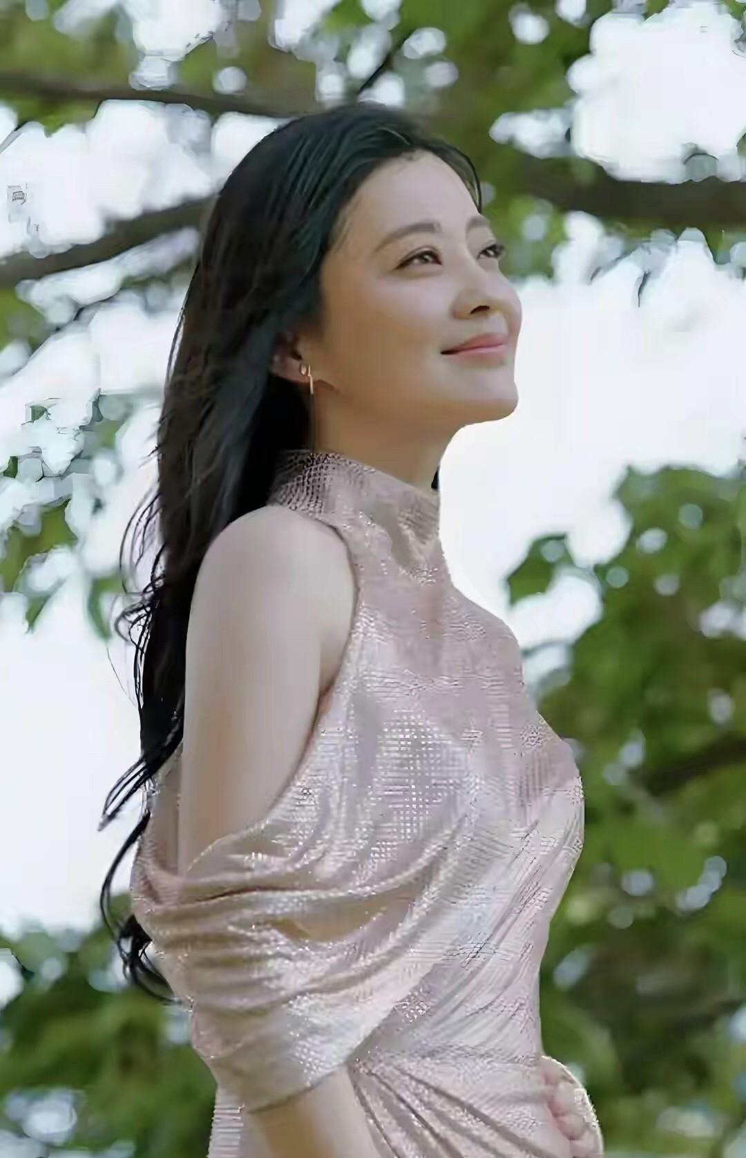 这是梅婷最美的一张侧颜照，没有之一。照片里的她漂亮大气，肤如凝脂，白的发光，浓眉