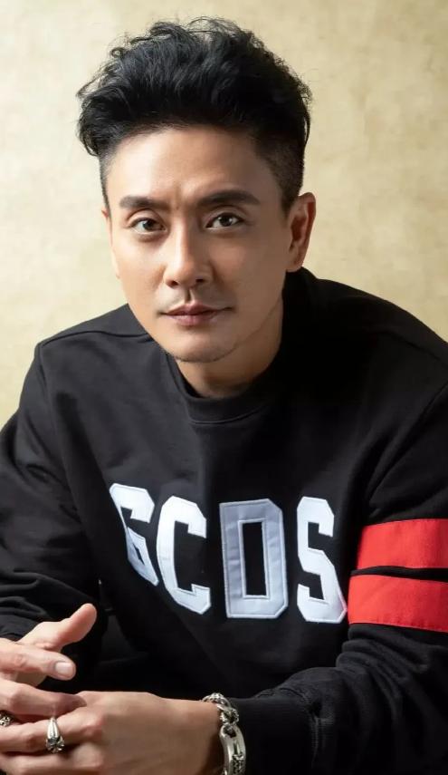 黄宗泽不停拍戏赚钱。记者就问他“你又不结婚，又没有孩子，赚这么多钱有什么用呢？”