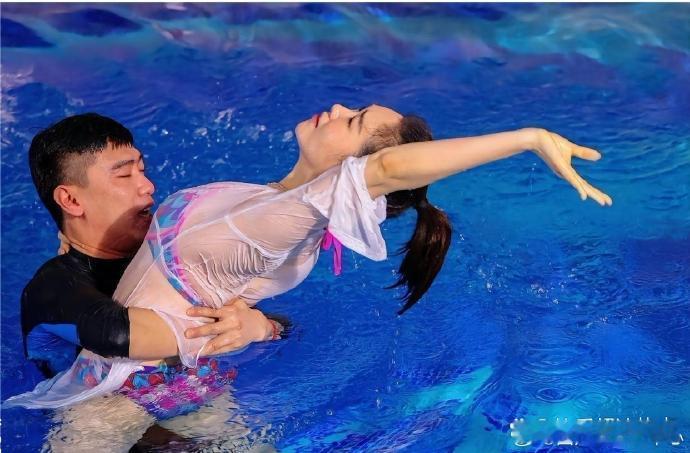 这男的手跟眼真到位啊，左小青这是上哪个节目？​​​​