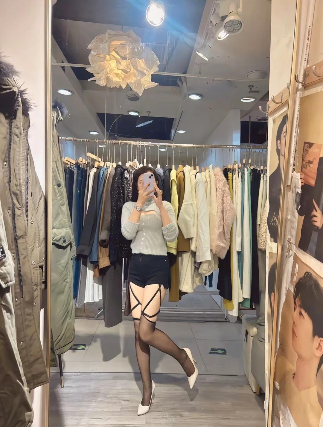 黑白条纹短裙搭配高筒袜，时尚又俏皮！👗👠💃