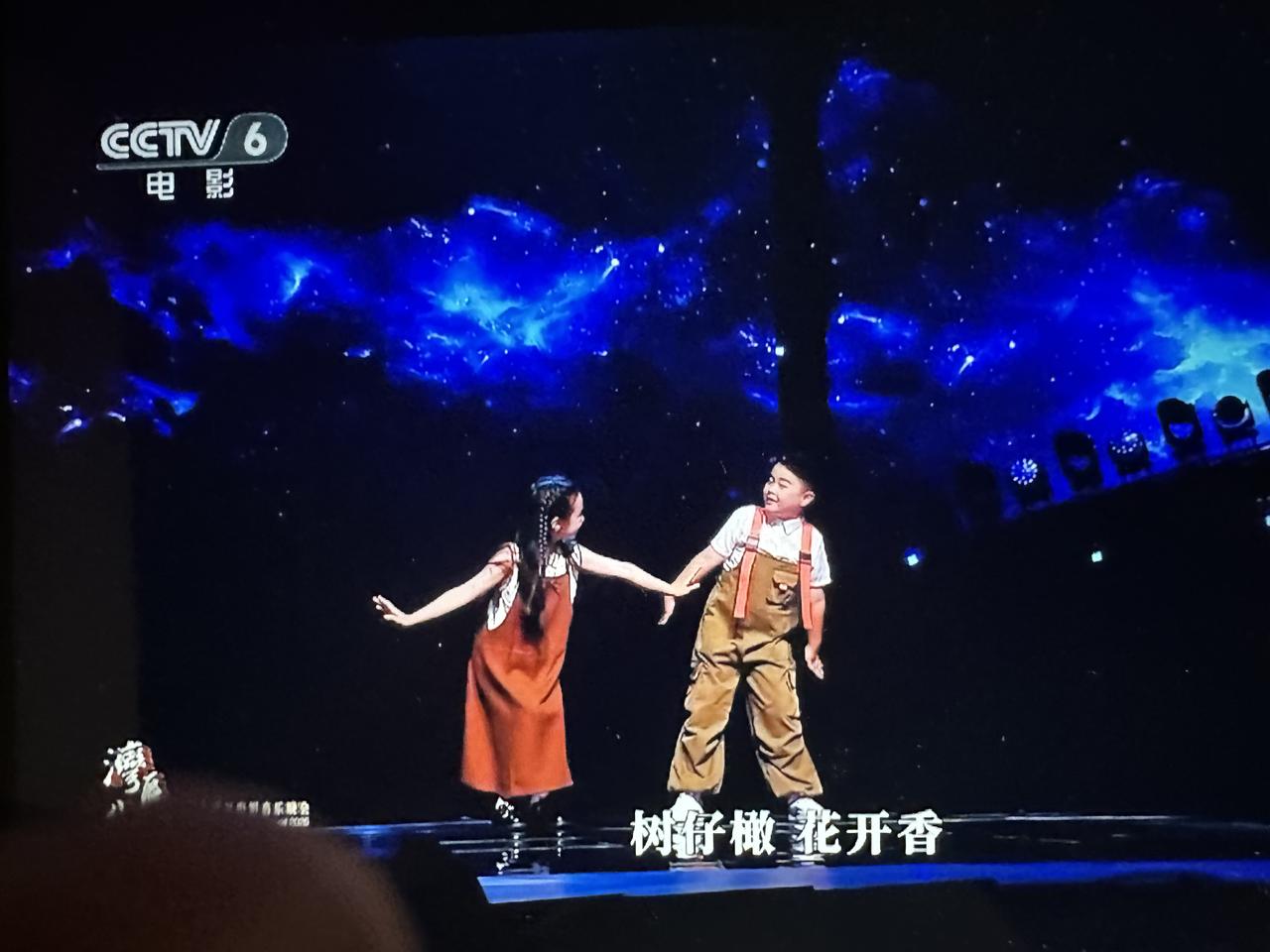 “湾区升明月”开始直播啦！第一个合唱里有生哥。没想到第一个露脸、第一个开口的就