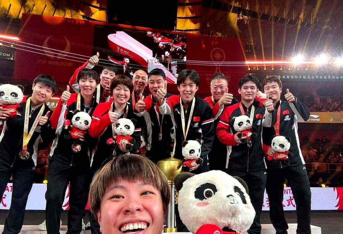 闪光灯对准领奖台，刘诗雯把相机塞给王曼昱——这个动作，比金牌更沉。24岁的王曼