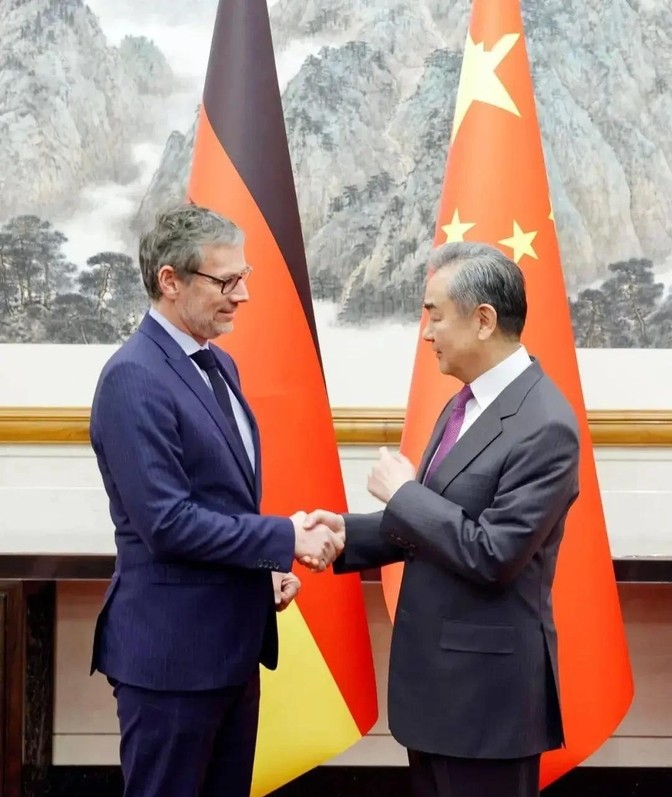 在德国地盘上，中国翻出35年前那本“旧账”，只说了一句话：我们当年支持你统一，如