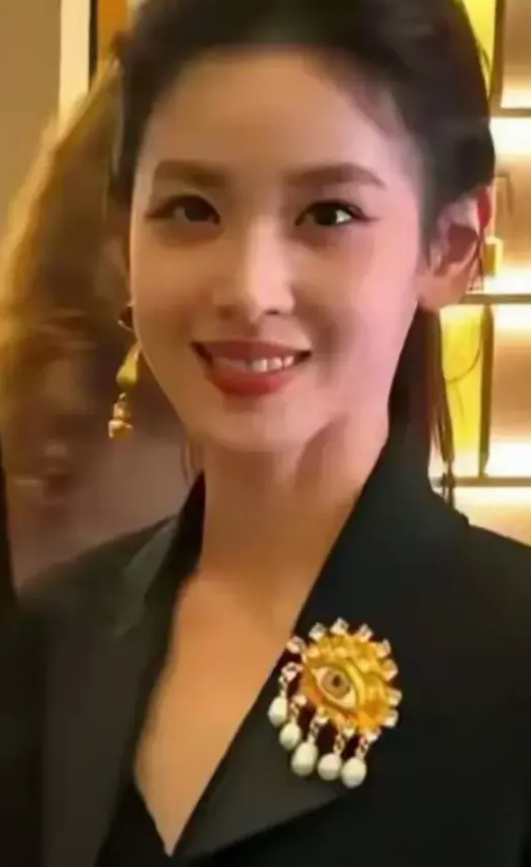 哥伦比亚大学的巴纳德学院女子文理学院彻底出名了！  当奶茶妹妹章泽天和李咏女