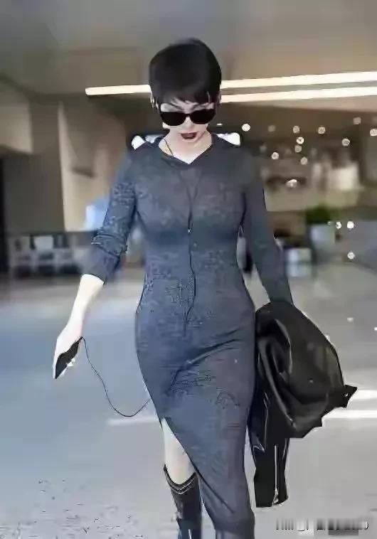 宁静的身材堪称完美，国内娱乐圈里比她身材好的估计没几个，这样的身材我打100分，