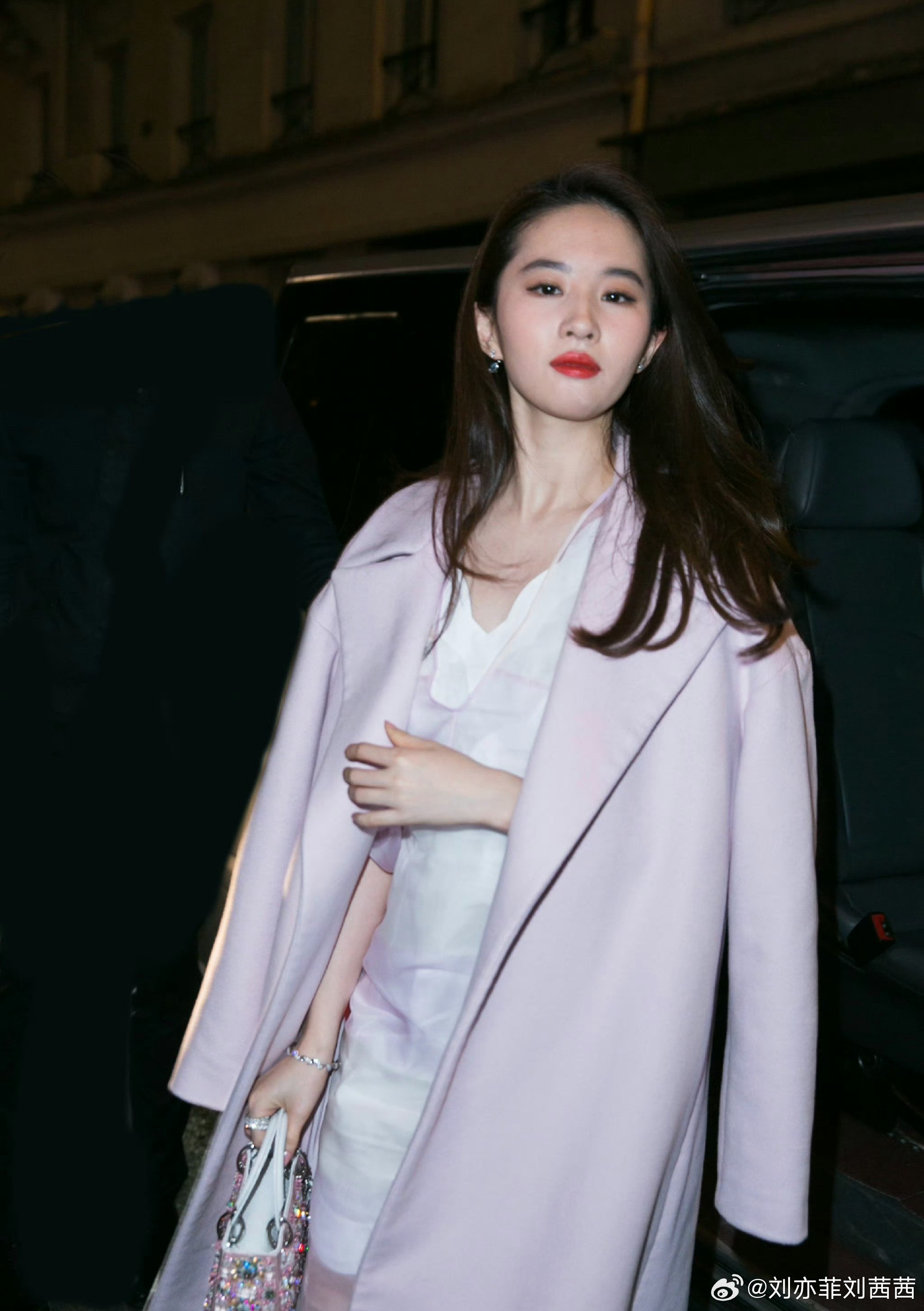 刘亦菲外搭浅粉紫色长款大衣，廓形宽松柔和，自带高级气场，与内搭白色欧根纱连衣裙的