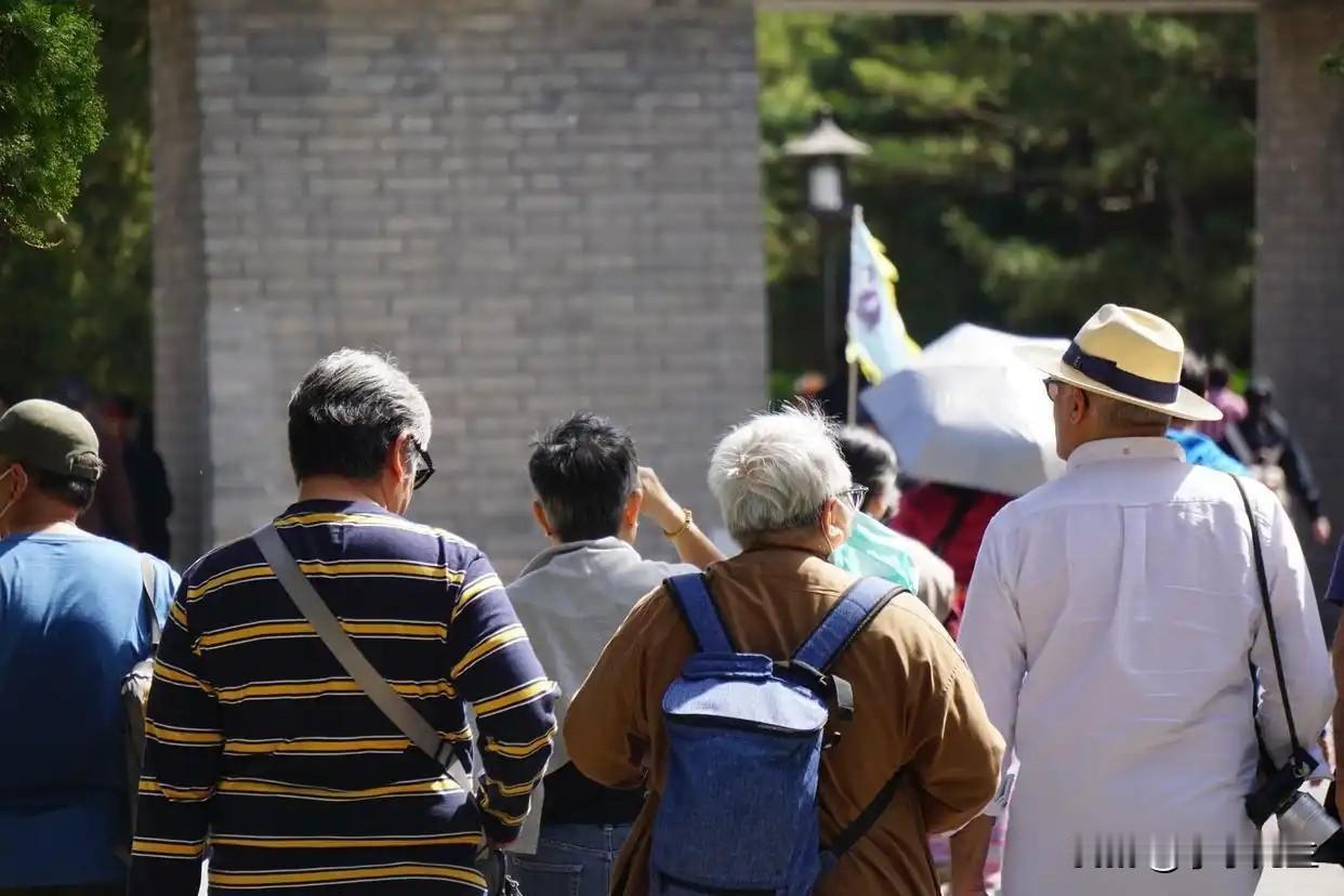 现行养老保险制席的现实差距，是广大劳动人民心头难解的困扰。收入越高、工作越稳