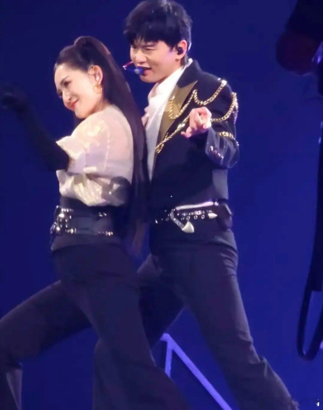 张杰谢娜跨年同台翻车，18年老粉忍痛脱粉，何炅维嘉满脸心疼