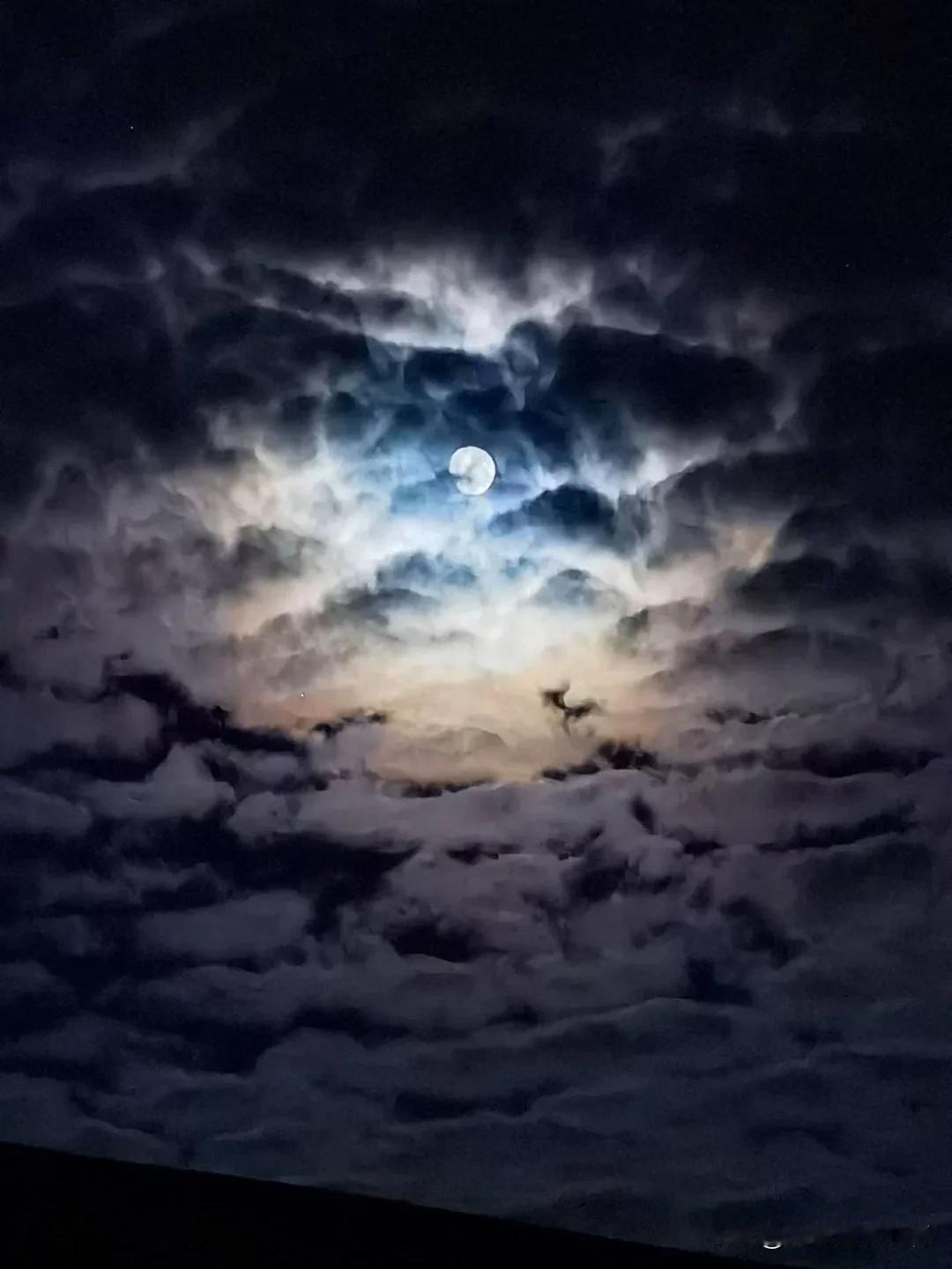 以前不太信命运这回事，直到当年给我算命的老道士全部言中。他说我命里一儿一女，