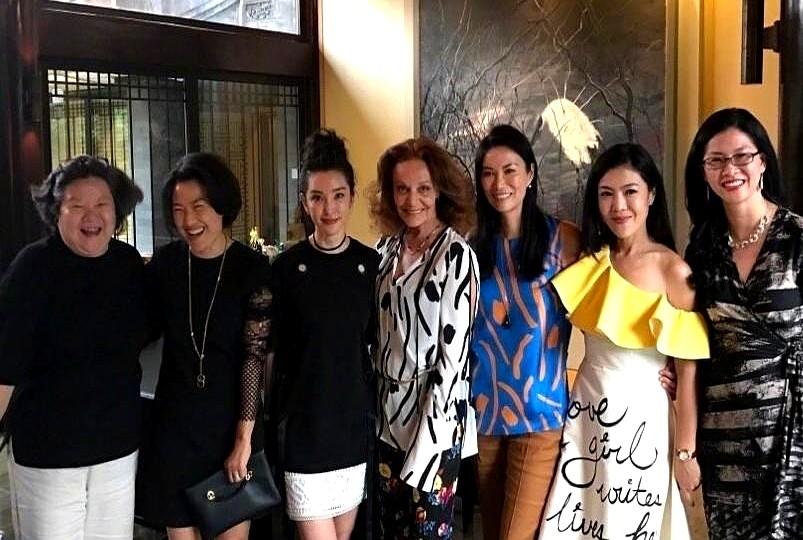 洪晃聊过一个叫张景儿的绿茶，挺能装的。她通过好友张欣认识张景儿。一次潘石屹家