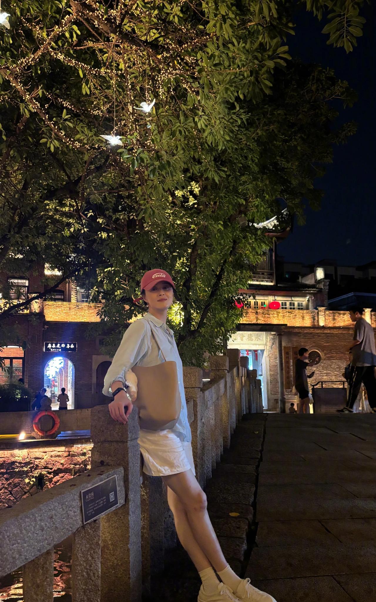 蒋欣一件衬衫居然能穿这么多年，也见证了她的减肥成功，曾经穿起来虎背熊腰，胸大腰粗