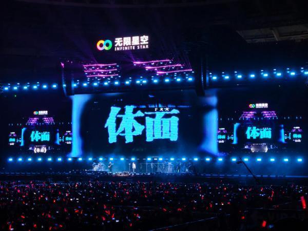 爆哭！于文文演唱会突然栽倒，2℃寒夜硬扛到断力，全网喊她别再拼命了救命！刷到