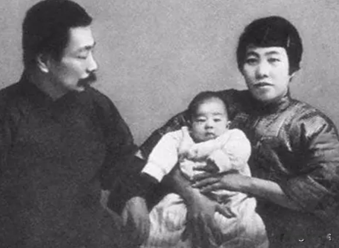 1927年，鲁迅瞒着妻子朱安，与女学生许广平同居怀孕。谁知，鲁迅母亲劝说：“留着