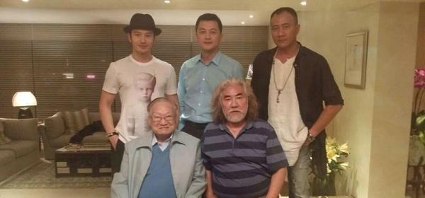 金庸评价黄晓明，他演的杨过就像个小流氓，一点都不尊敬他师父。金庸评价李亚鹏