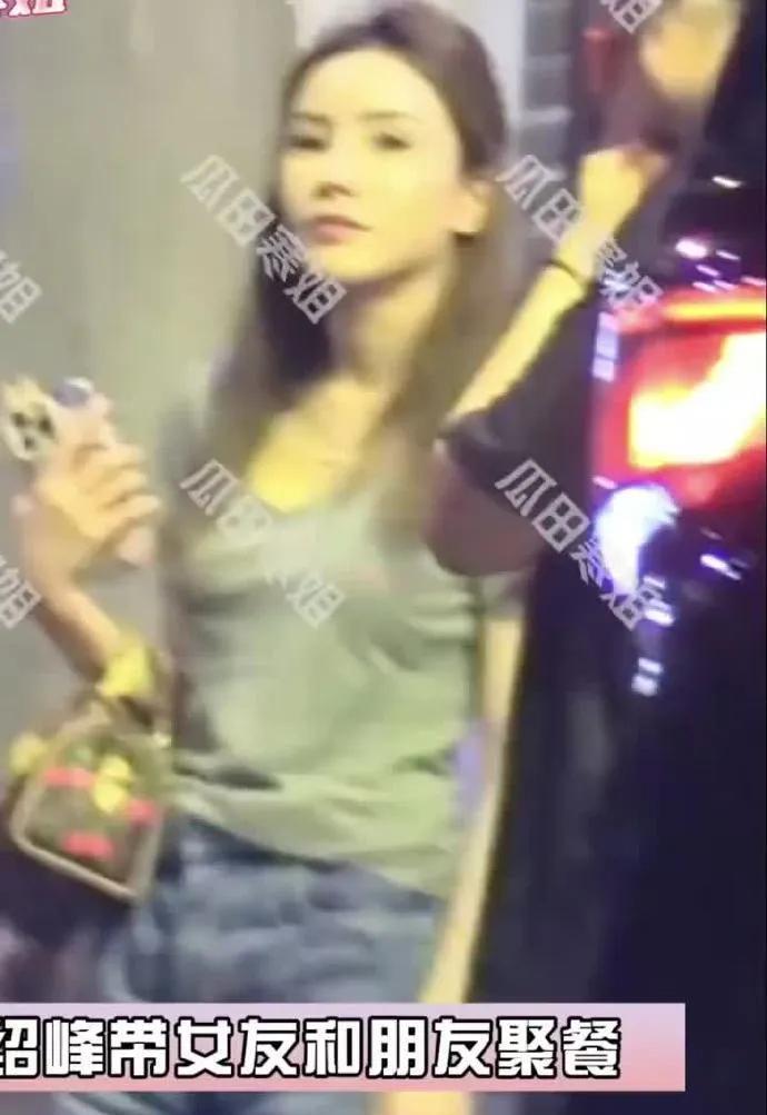 冯绍峰甜蜜约会新动态！携女友与李治廷等好友聚餐近日，冯绍峰的感情生活引发热议。