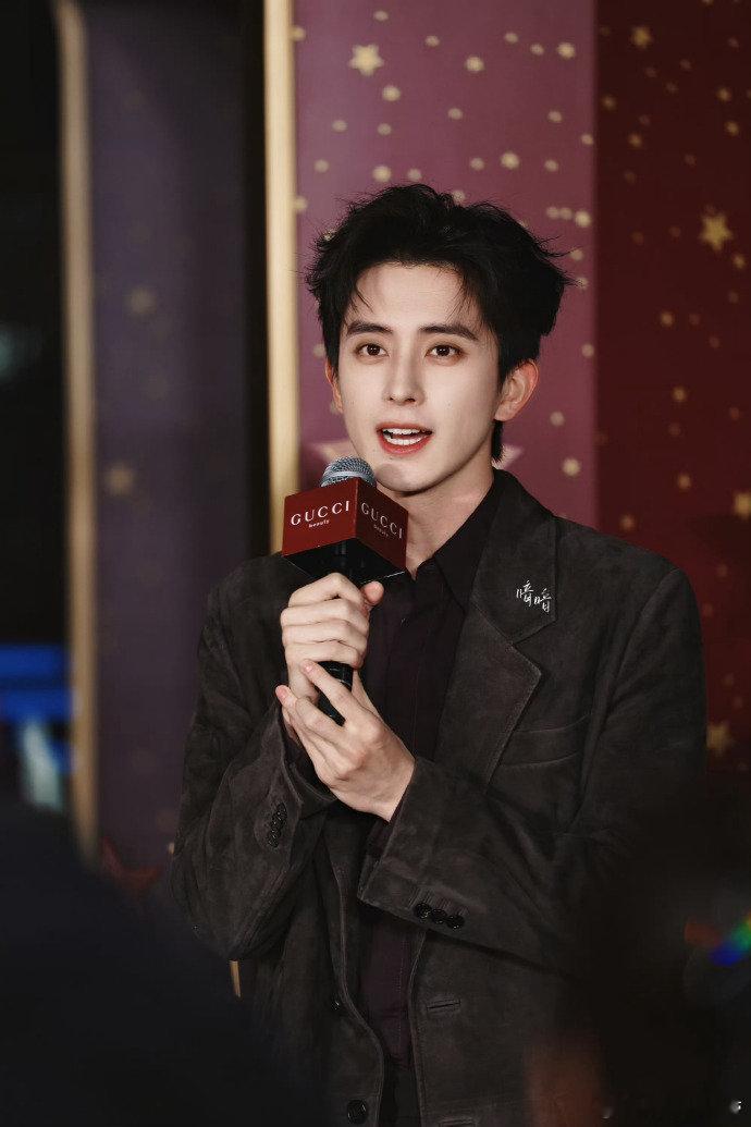 让敖瑞鹏提前感受跨年气氛了哇！敖瑞鹏被粉丝的热情淹没，现场热闹得像跨年现场。这