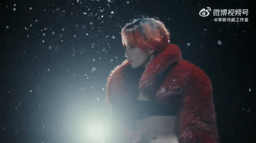 朕从未见过这样的李斯丹妮颠覆性造型背后是十年积淀。绿发不羁，泪妆璀璨，她将舞台