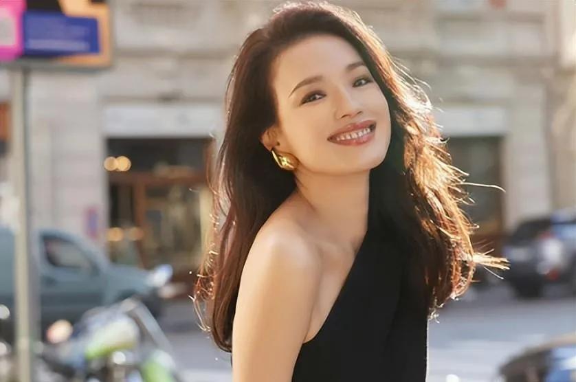 舒淇终于不再隐瞒，坦言多年无子并非是主动选择丁克，而是无奈“生不出来”。这一坦诚