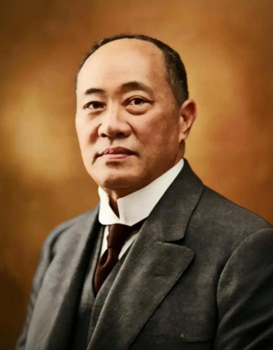 1920年，南洋糖业大亨黄仲涵不听正室魏明娘的极力阻拦，硬是把一间又一间的姨太太