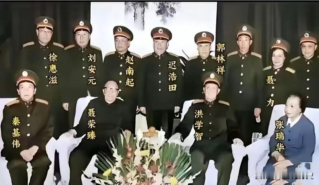 聂帅90大寿1989年12月29日，聂荣臻元帅90大寿，曾经的老部下前来祝寿