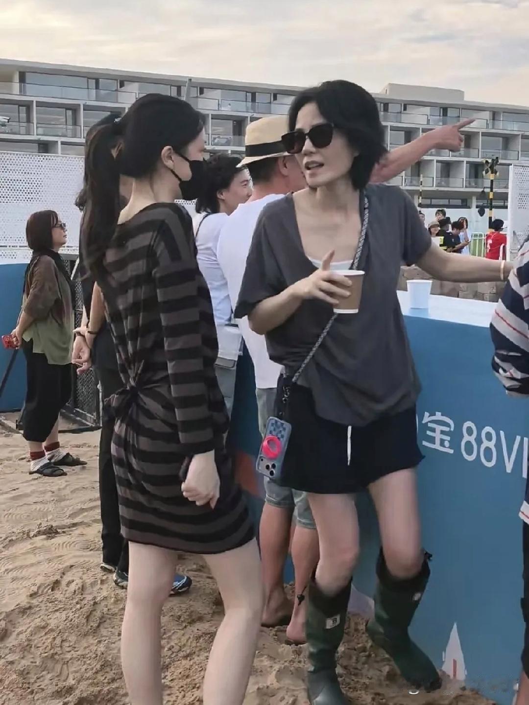 王菲又白又高又瘦又美，像少女似的，跟身旁女儿李嫣站一块儿，活脱脱一对姐妹！谢霆锋
