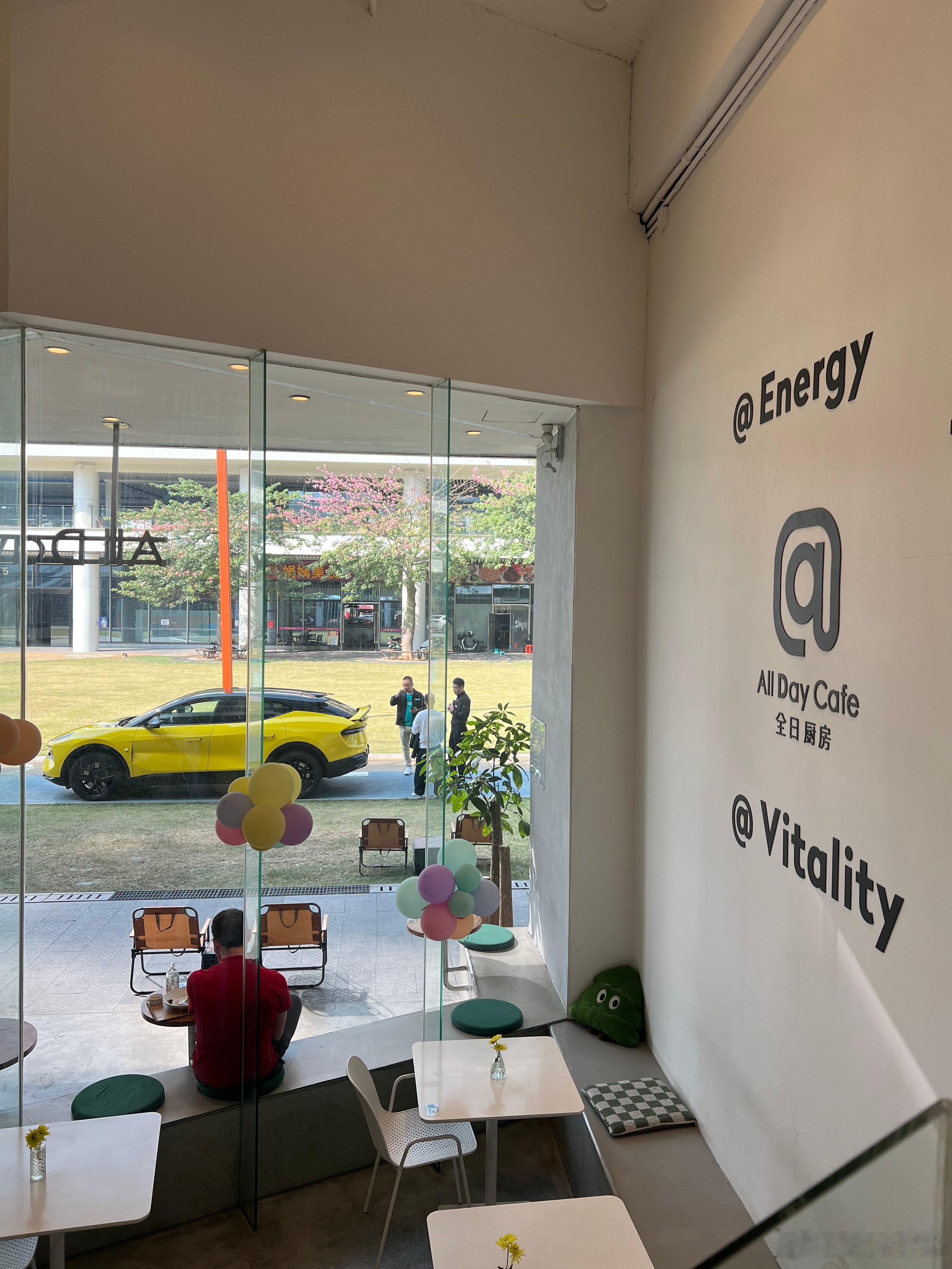 红色衣服的老外，在几个月前在我们咖啡店买了一辆极氪7X远处白色衣服的粉丝，昨天就