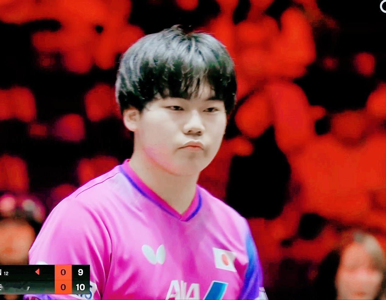 不好！松岛辉空又涨球了！程靖淇说：松岛辉空反手越来越稳定了，今天松岛的反手