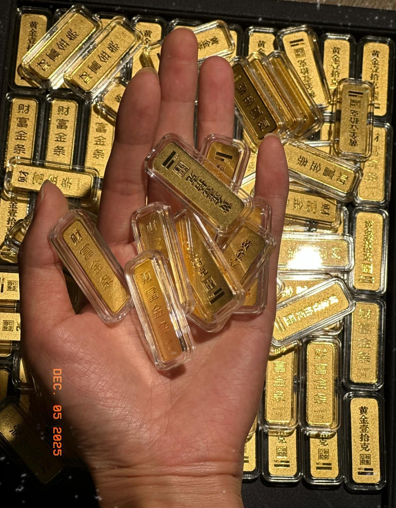 这金价真是越来越看不懂了。身边一个朋友，前年置办的金条，一公斤，当时花了