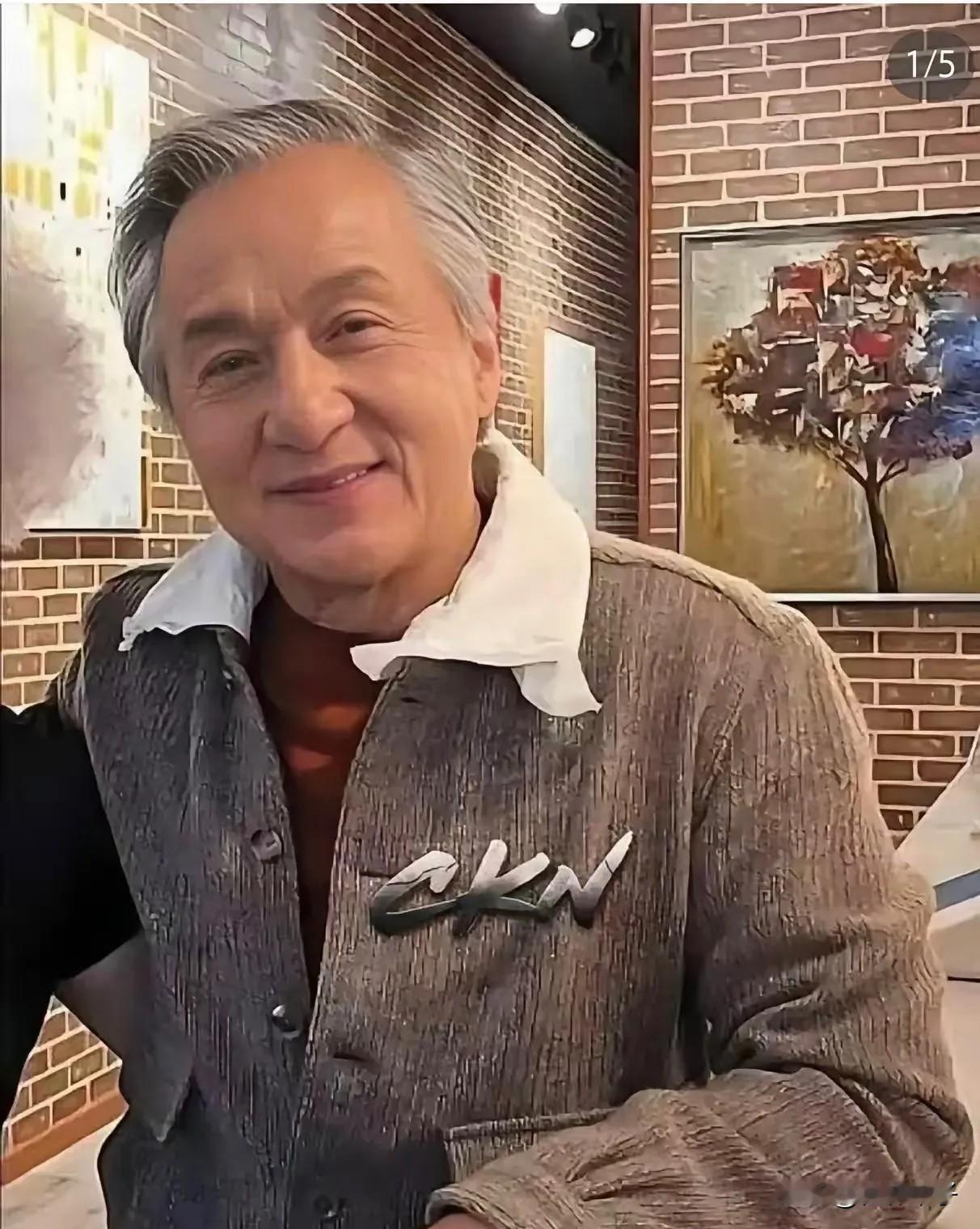 71岁的成龙登上热搜榜！在《人民日报》副刊发文，怀念永远的母亲！成龙拍过