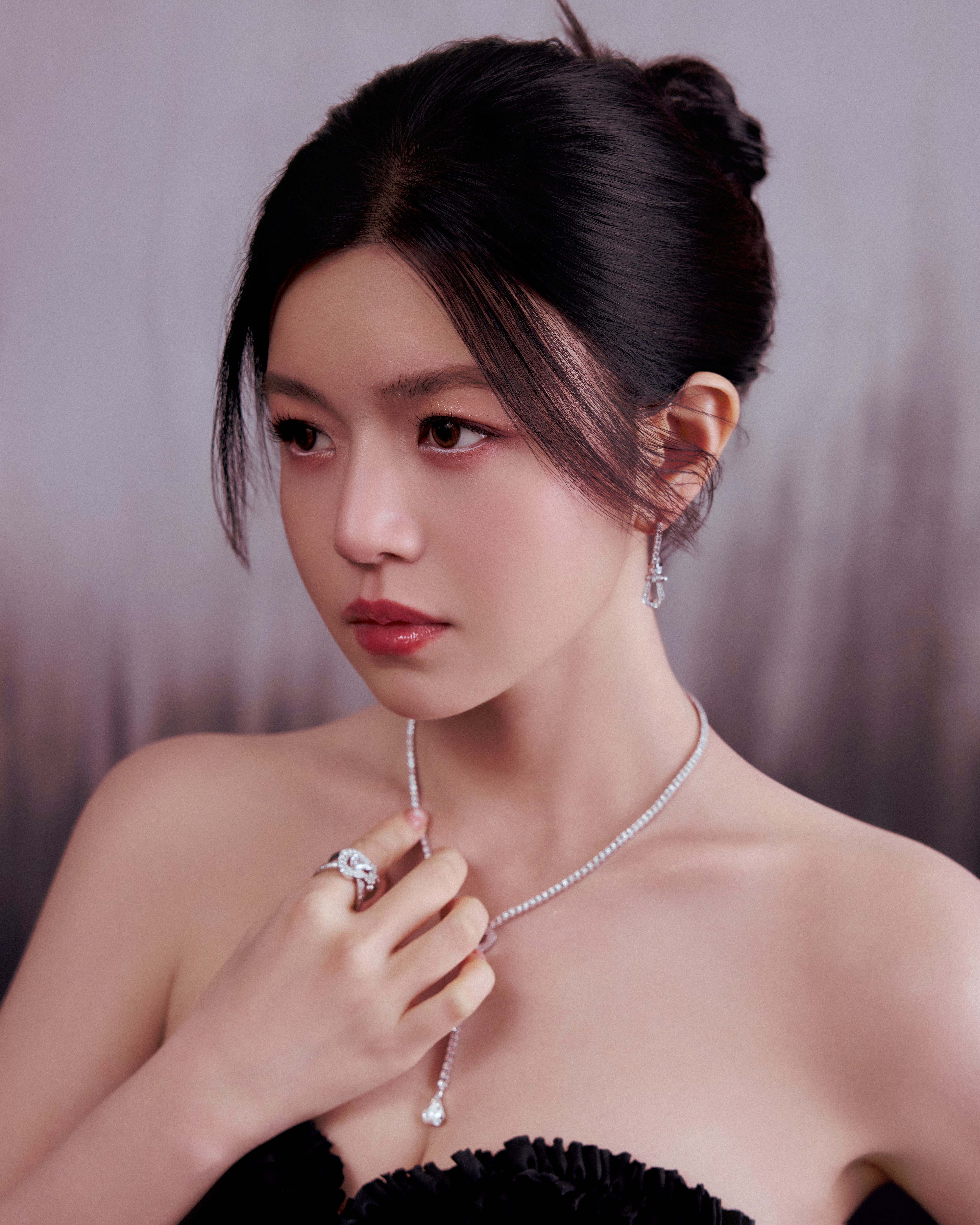 陈妍希一袭抹胸黑裙勾勒出曼妙曲线，像自带故事感的黑玫瑰，清冷与妩媚并存，美得