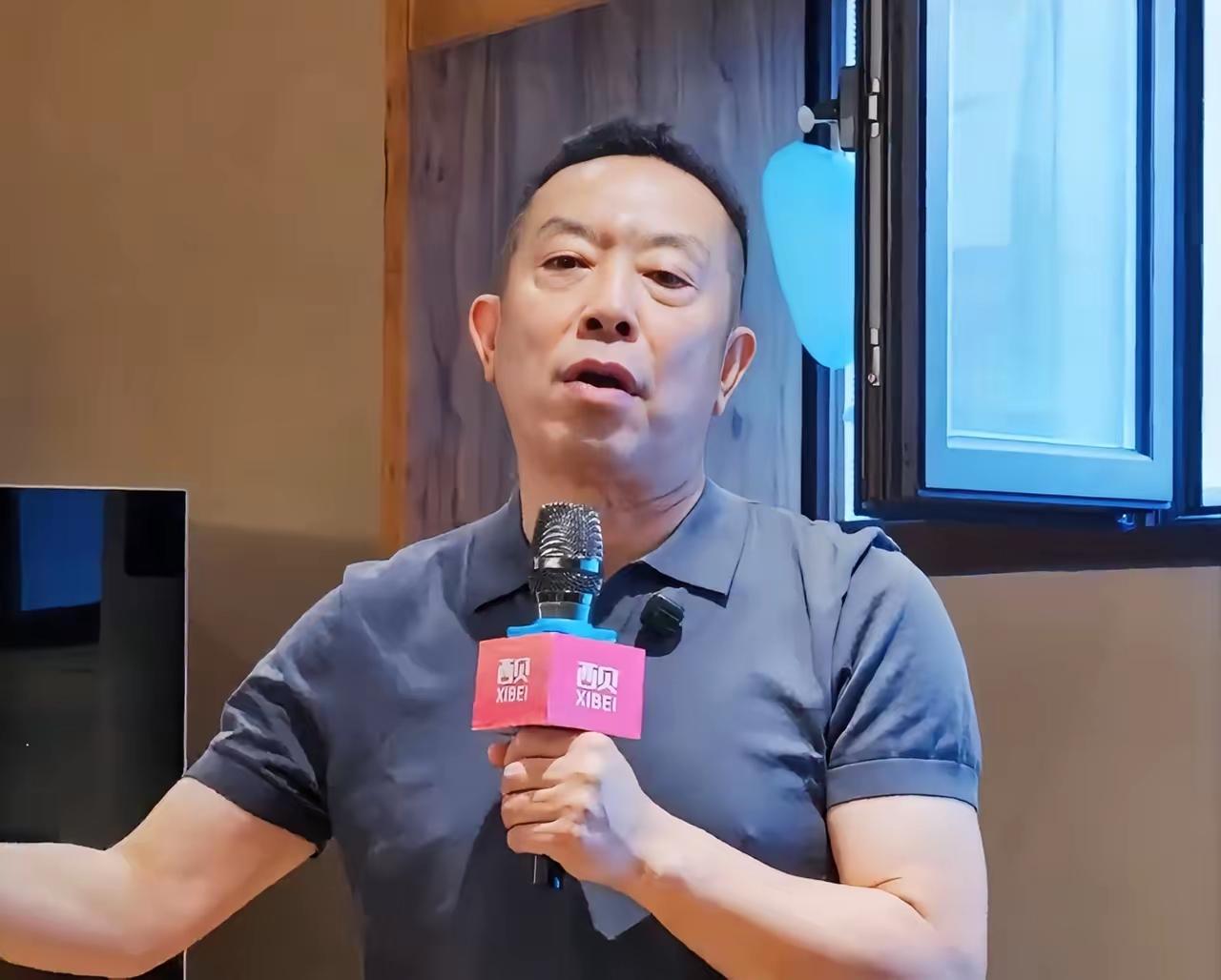 2022年，主持人问西贝的创始人贾国龙:“西贝这么多年为什么没有上市？”贾国龙摆