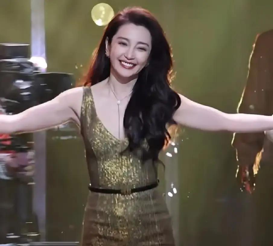 我终于想通了，为什么53岁的李冰冰，脸上挂着法令纹，还能碾压一众小花，稳坐欧莱雅