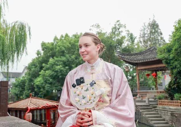官宣！世界女子网坛新科世界第一、3座大满贯单打冠军莱巴金娜将参加2026宁波网球公开赛。上届比赛，这