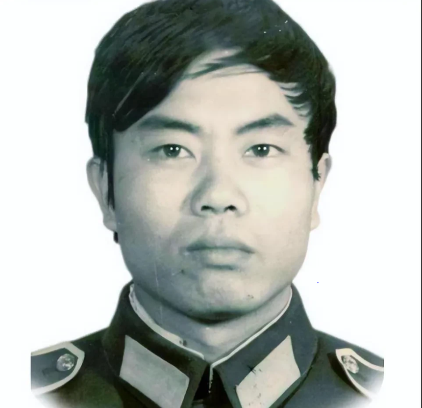 1987年，一个染发、纹身、打骂妻子的小混混，不幸去世，然而，平时咒骂他的邻居全