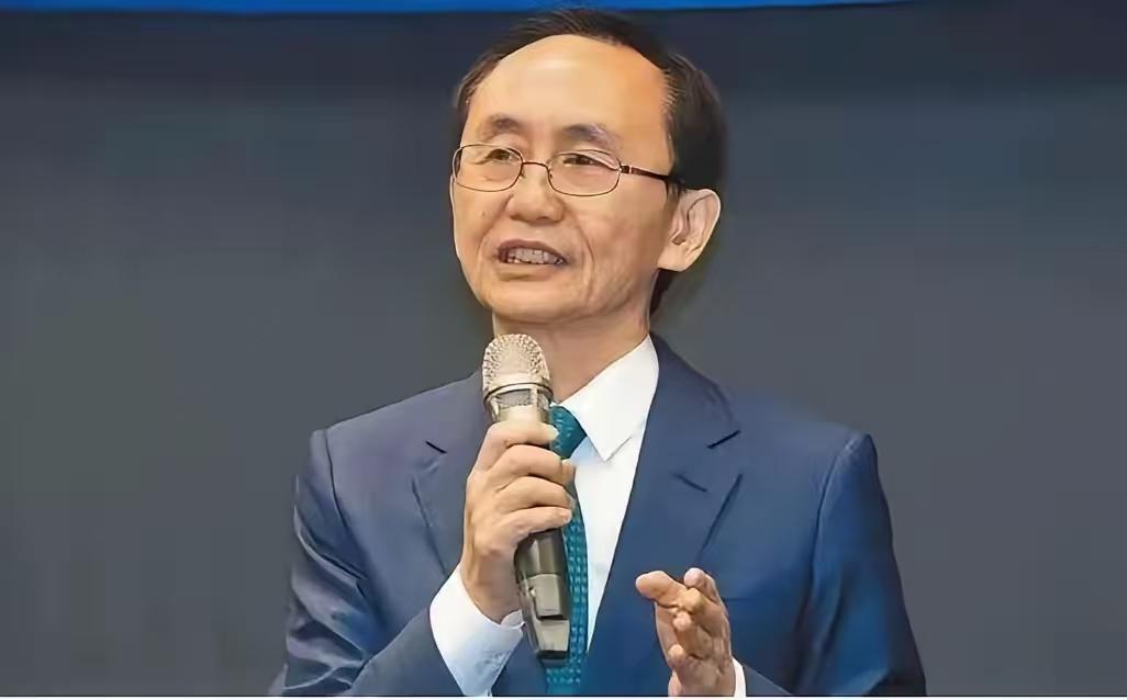 在9月22日，台湾省内吴子嘉，针对国民党主席郑丽文发表了看法，他表示郑丽文从头到
