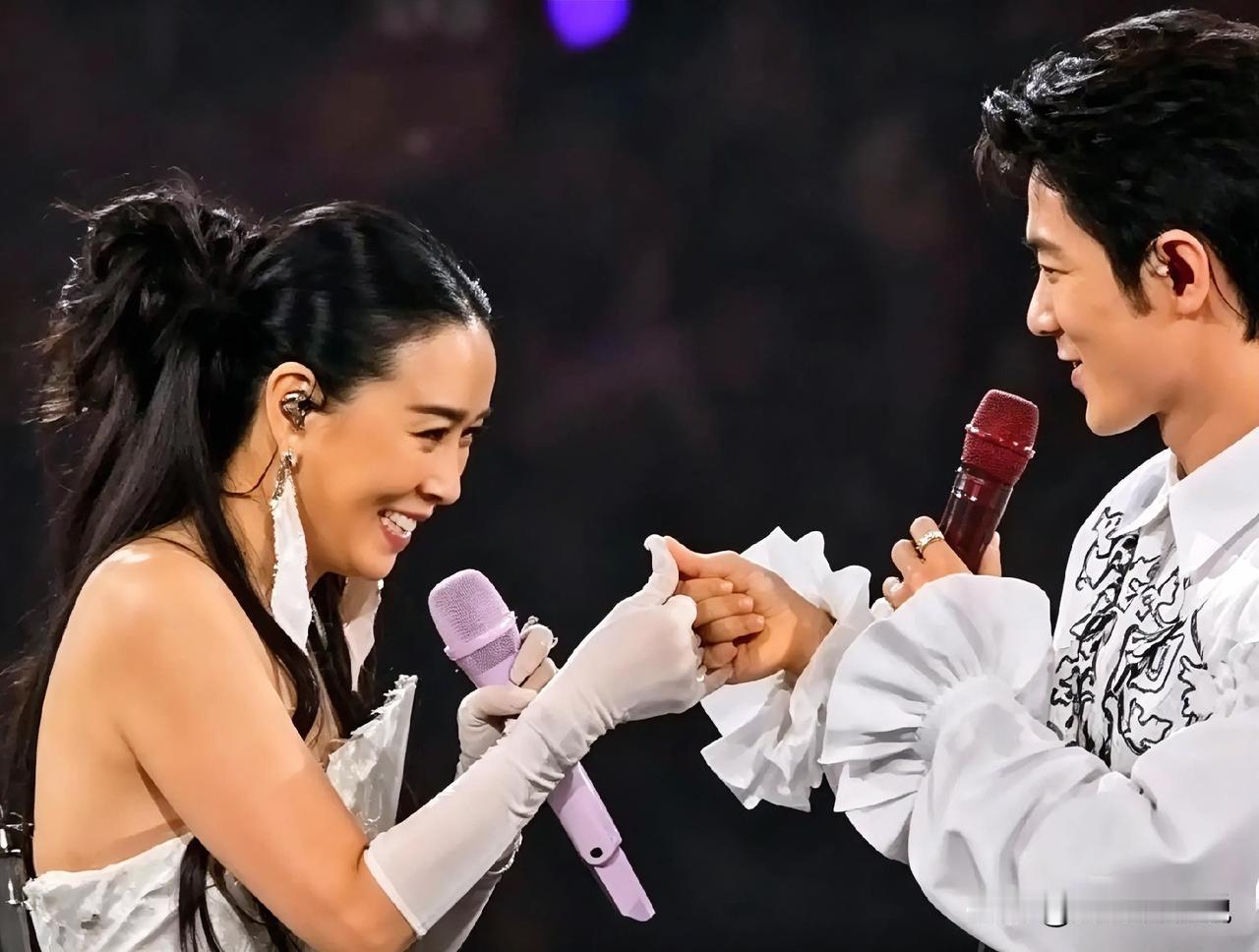 演唱会“那姑娘”登上热搜！揭开那英演唱会的面纱，其实，除了人情世故，还有心虚和
