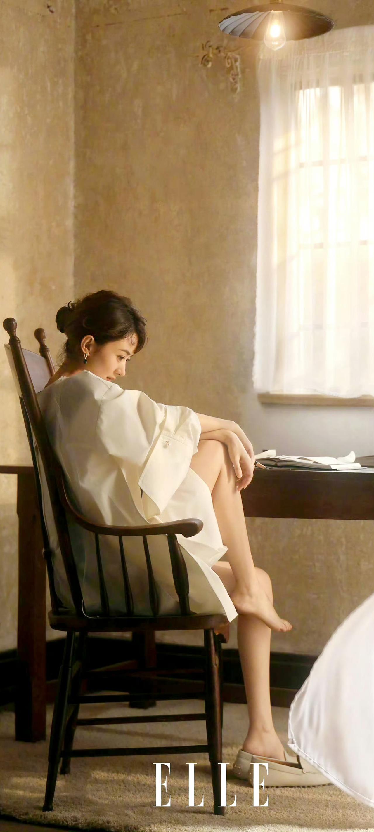 赵丽颖ELLE大片释出，松弛感与故事感拉满赵丽颖登上ELLE封面，两套造型