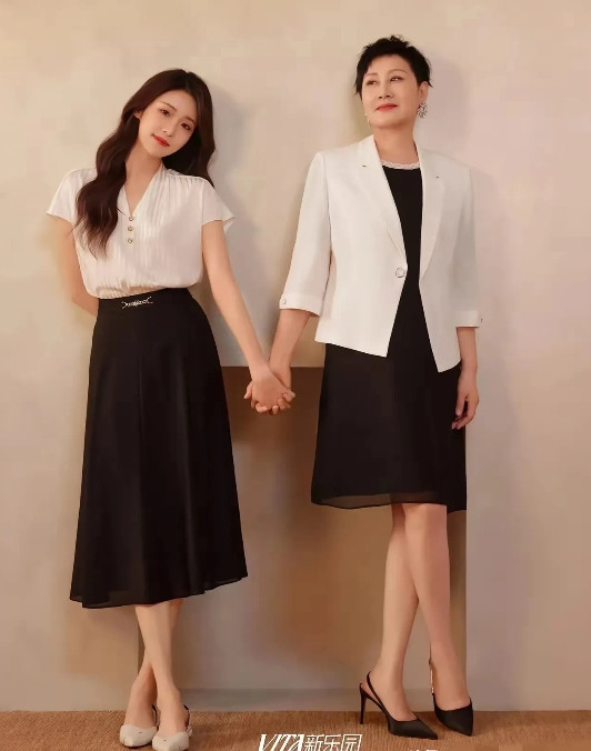 62岁的张凯丽，携女儿张可盈母亲节合体亮相，这是母女俩首次公开拍大片，温情满满