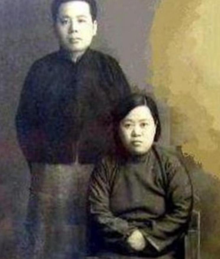 1914年，18岁的张恨水被迫结婚。他嫌弃妻子龅牙、体型肥胖，丑极了，却经常和妻