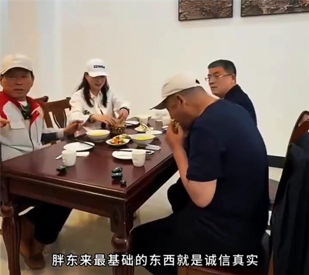真没想到，俩大佬见面，就吃这！4月2日，长城魏建军跟胖东来于东来，在保定总