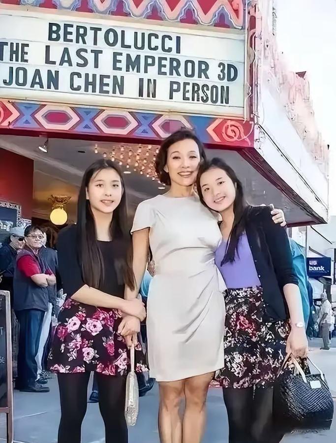 陈冲的两个女儿是双胞胎吗？总喜欢穿一样的衣服，长得也挺像的！感觉俩女儿都没有妈