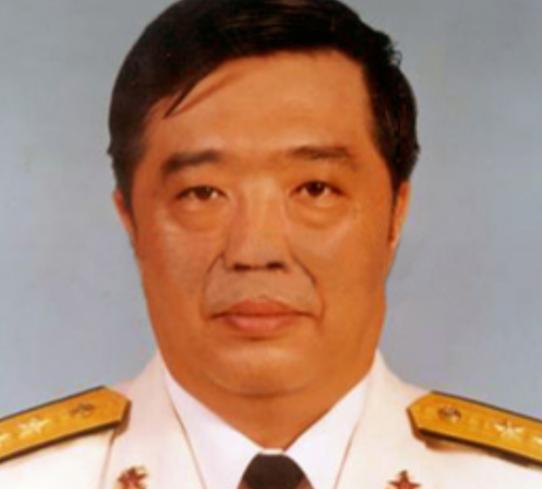 2001年，贺龙元帅之子贺鹏飞中将，突发心脏病猝然离世，葬礼上，85岁的母亲薛明