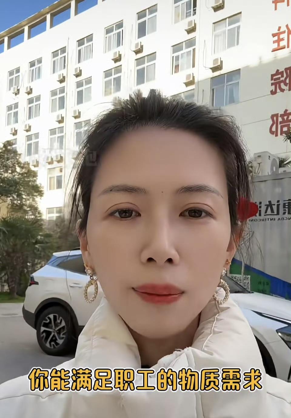 道歉道出新高度，活生生把自己变成了网红。女子丈夫出轨同事五年，作为原配，她把