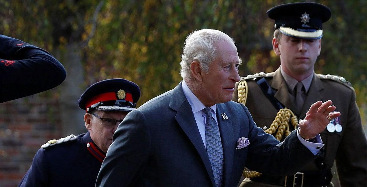 万人空巷！查尔斯国王“治愈系”行程引爆小镇，千年黑橡木桌暗藏玄机？“他来了他来