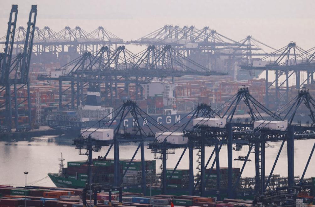 历史首次！中国外贸顺差突破1万亿，绕开美国也能在世界市场扛大旗！特朗普关税一