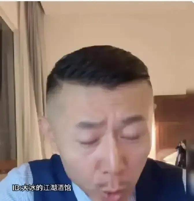 大冰在直播里劝女大学生别急着跟“大叔”谈恋爱，说校园里的同龄男孩才是练爱起点，一