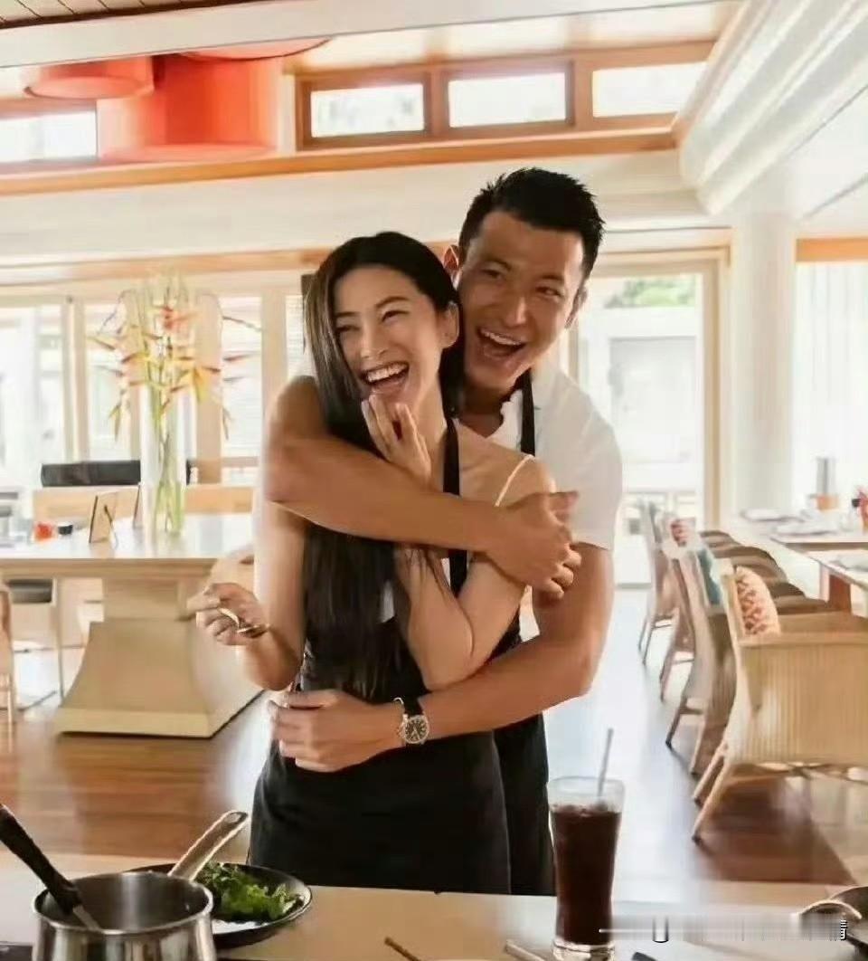 朱珠老公这颜值也太能打了吧！硬朗的轮廓配上清爽的气质，他跟朱珠同框简直就是颜