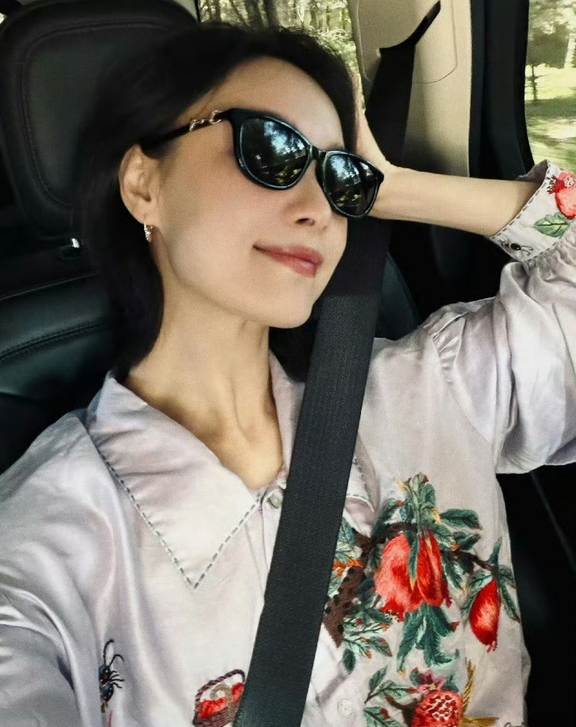 倪妮晒学车照，褪去明星光环，烈日下苦练科目二，但依旧很美[抱抱]​​​